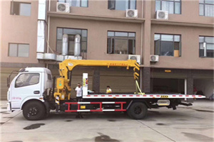 荷塘附近汽车轮胎更换